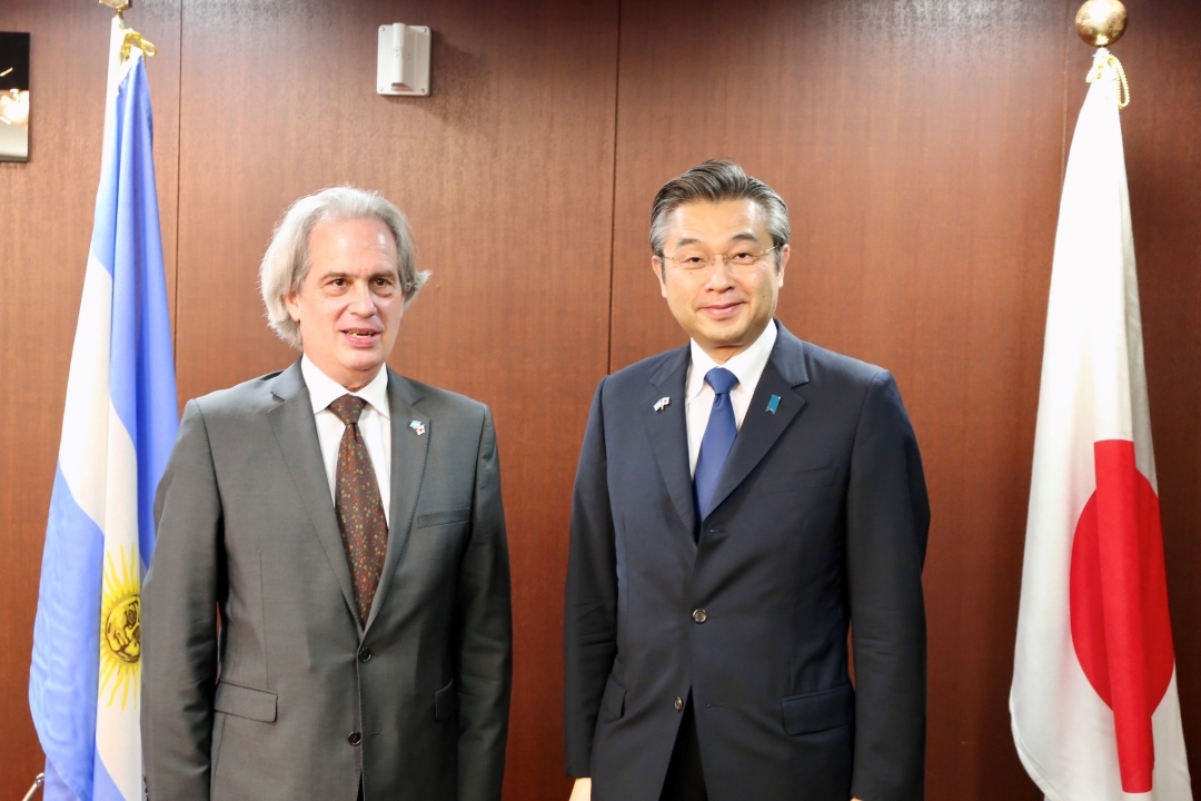 (写真1)テタマンティ筆頭外務副大臣(左)と鈴木浩外務審議官(右)