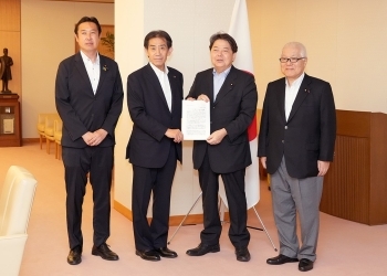グローバルファンド日本委員会議員タスクフォースから、要望書を受け取った林外務大臣の様子