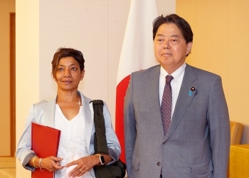 表敬を前に記念撮影を行う、林外務大臣とサックル国際熱帯木材機関(ITTO)事務局長