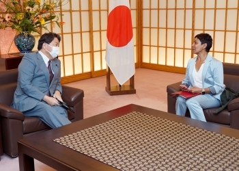 サックル国際熱帯木材機関(ITTO)事務局長の表敬を受けている、林外務大臣の様子