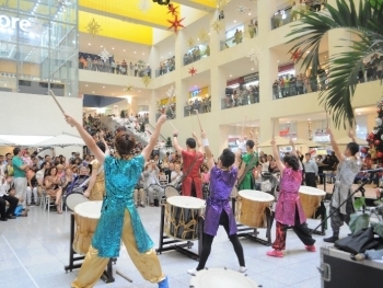 (写真2)ショッピングモールで和太鼓の演奏をしている様子