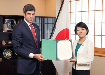 イラクリ首相の書簡を掲げる、鈴木副大臣とレジャバ大使の様子