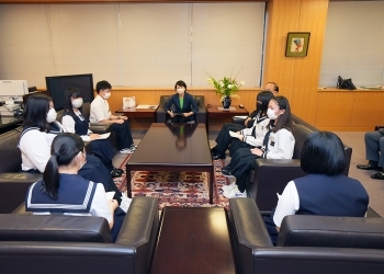 北方少年少女による鈴木副大臣への表敬の様子(会談形式)