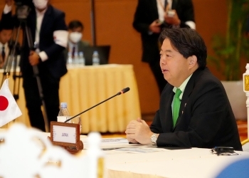 日ASEAN外相会議において、林外務大臣が発言を行っている様子