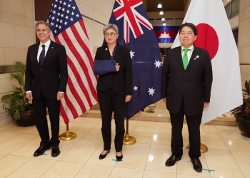 日米豪閣僚級戦略対話の前に、記念撮影を行う林外務大臣の様子