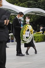 献花用の花輪を持つ、小田原外務副大臣の様子