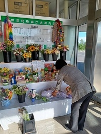 知床半島沖海難事故を受け、設けられた献花台に花を手向ける、鈴木外務副大臣の様子