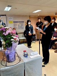 慰霊式で政府を代表し、外務大臣の追悼の辞を読み上げる、鈴木外務副大臣の様子