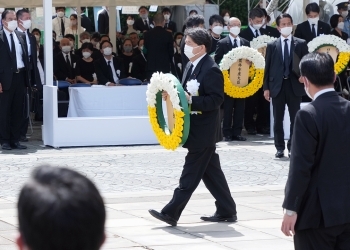 長崎原爆犠牲者慰霊平和祈念式典に参列し、花輪を持っている林外務大臣の様子