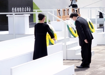 原爆犠牲者慰霊碑に向かってお辞儀をし、黙祷を捧げる林外務大臣の様子