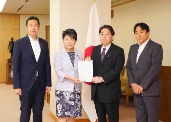 上川陽子国際人口問題議員懇談会会長から要望書を渡された林外務大臣