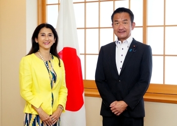 表敬を前に、記念撮影を行う小田原副大臣と廣瀬エネルギー憲章事務局副事務局長