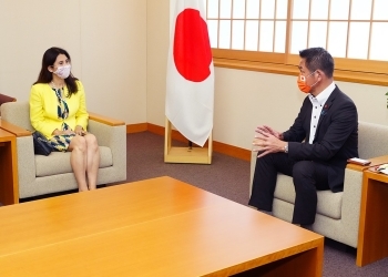 廣瀬エネルギー憲章事務局副事務局長と懇談を行う小田原副大臣の様子
