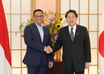 表敬を前に、ジャカルタ首都特別州知事と記念撮影を行う林外務大臣の様子