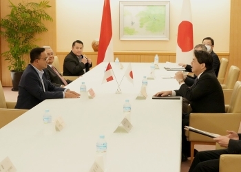 林外務大臣が、アニス・バスウェダン・インドネシア共和国ジャカルタ首都特別州知事と懇談している様子