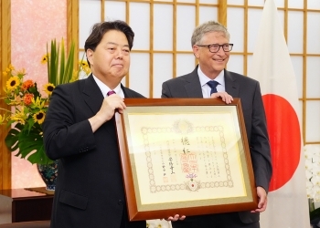 勲記を掲げる林外務大臣とゲイツ会長