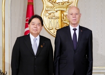 カイス・サイード・チュニジア大統領と記念撮影を行う林外務大臣