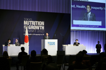 (写真3)壇上で、スピーチをする岸田総理の様子