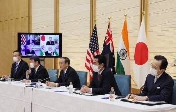(写真4)日米豪印首脳会議でのワクチン作業部会の立上げの発表をする各国の代表