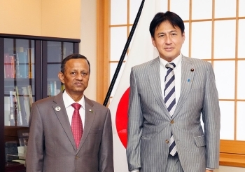 会談を前に、記念撮影を行う武井副大臣と、駐日バングラデシュ大使