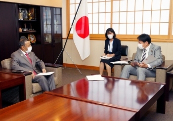武井副大臣が駐日バングラデシュ大使と意見交換を行っている様子