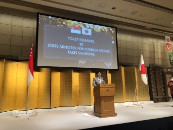 武井外務副大臣が、レセプションで挨拶を行っている様子