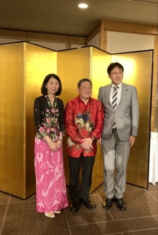出席者と記念撮影を行う武井外務副大臣の様子