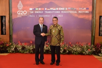 インドネシア閣僚と握手する高木大臣政務官