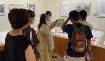(写真1)外交史料館見学の様子