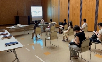 (写真2)話を聞く参加者たち