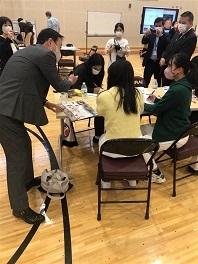 教員の指導を受けながらプレゼンテーションの準備を行う、日米の学生たちの様子