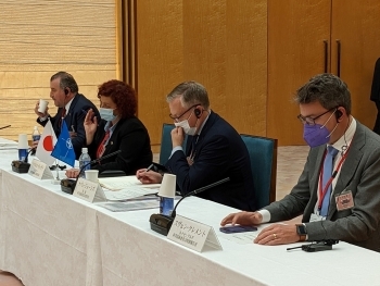 磯﨑副長官と意見交換を行う、NATO-PA代表団の様子