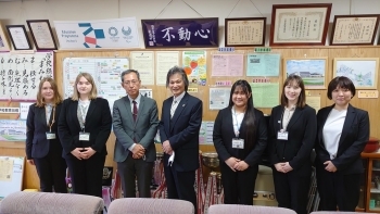 (写真3)旭市立第二中学校での記念写真