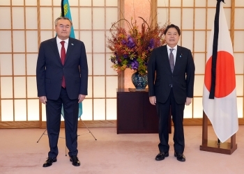 正面を向き、記念撮影に応じる、林大臣とトレウベルディ副首相兼外務大臣の様子(全身写真)