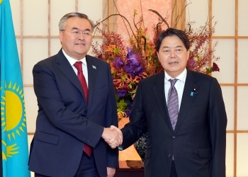 正面を向き、握手を交わす、林大臣とトレウベルディ副首相兼外務大臣の様子(接写)