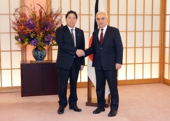 ビロル国際エネルギー機関(IEA)事務局長と握手する林外務大臣