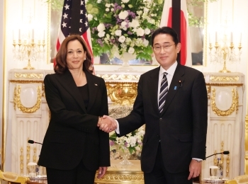 正面を向き、握手を交わす、岸田総理大臣とハリス副大統領の様子