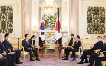岸田総理大臣と韓悳洙(ハン・ドクス)韓国国務総理が懇談を行っている様子
