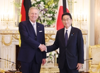 会談を前に、ヴルフ元独大統領と握手する岸田総理大臣の様子