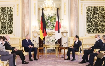 岸田総理大臣がヴルフ元独大統領と会談を行っている様子