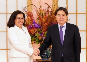 会談を前に、握手しながら記念撮影に応じる林外務大臣とマグノ東ティモール外務・協力大臣