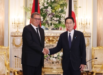 会談を前に、アハヌーシュ首相と握手する岸田総理大臣