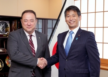正面を向き、握手を交わす、山田外務副大臣とコルスンスキー大使の様子