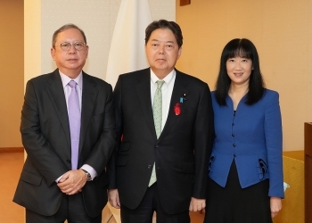 表敬を前に、記念撮影を行う林外務大臣と、ピーター・ラム香港貿易発展局会長及びマーガレット・フォン同総裁