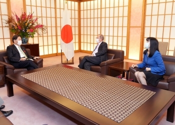 林外務大臣が、ピーター・ラム香港貿易発展局会長及びマーガレット・フォン同総裁の表敬を受ける様子