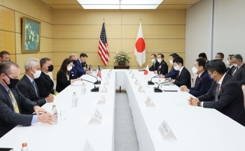 テーブルにつき、意見交換を行う、岸田総理大臣とアクイリノ司令官の様子