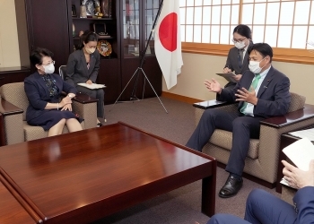 武井副大臣が、欧渤芊(オウ・ボーチエン)日中韓協力事務局長と懇談している様子