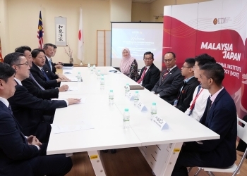 アブドル・ラティ・マレーシア工科大学(UTM)副学長代理から説明を受ける林外務大臣