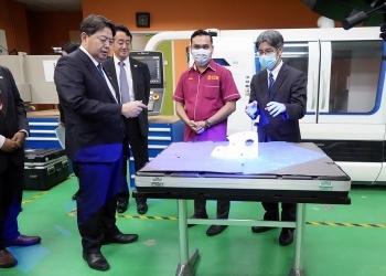 マレーシア日本国際工科院(MJIIT)の研究室を視察する林外務大臣の様子