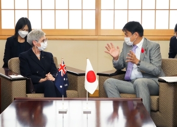 武井副大臣が、ダソウ・オーストラリア連邦ビクトリア州総督と懇談している様子